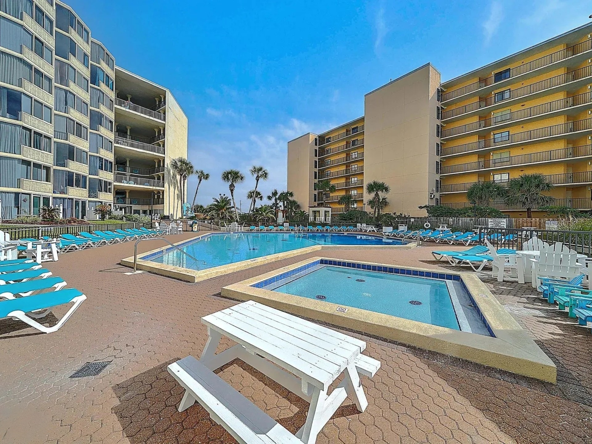Toddler pool next to the big pool