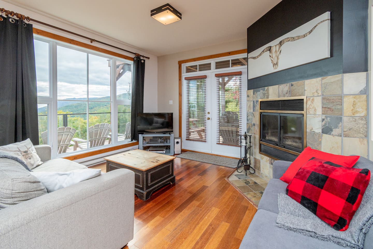 Foyer au bois, netflix, grande galerie extérieure avec vue, tout ce qu'il faut pour relaxer.