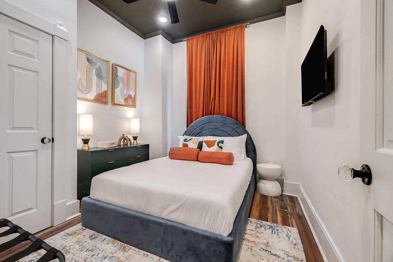 Queen Bedroom Downstairs -2