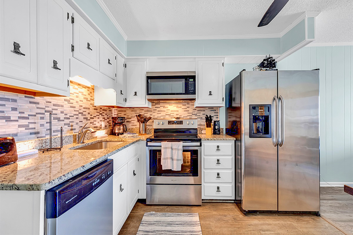 Kitchen – Fully equipped with granite counters and stainless appliances