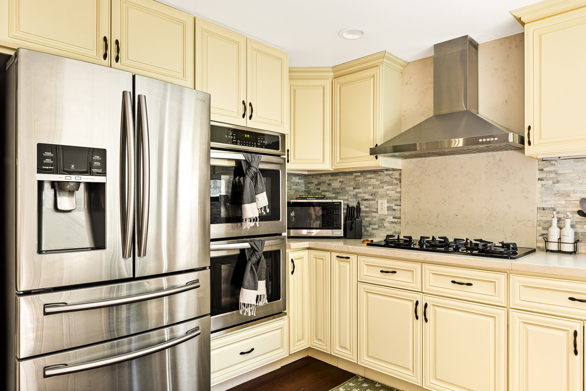 Explore your culinary talents with two full ovens and ample space for creating grand feasts during your Lake Arrowhead adventure.