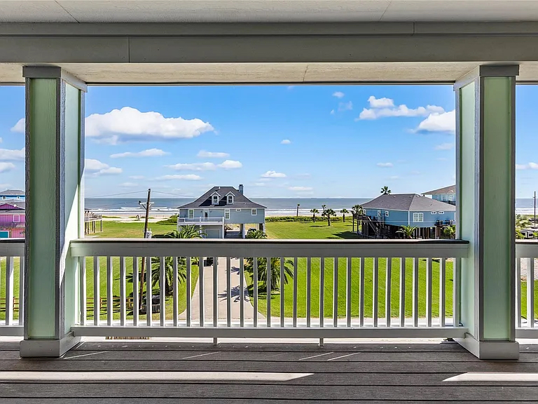 Crystal Paradise Outdoor Space: Wake up to stunning ocean views and the gentle sound of waves, a perfect way to start your day