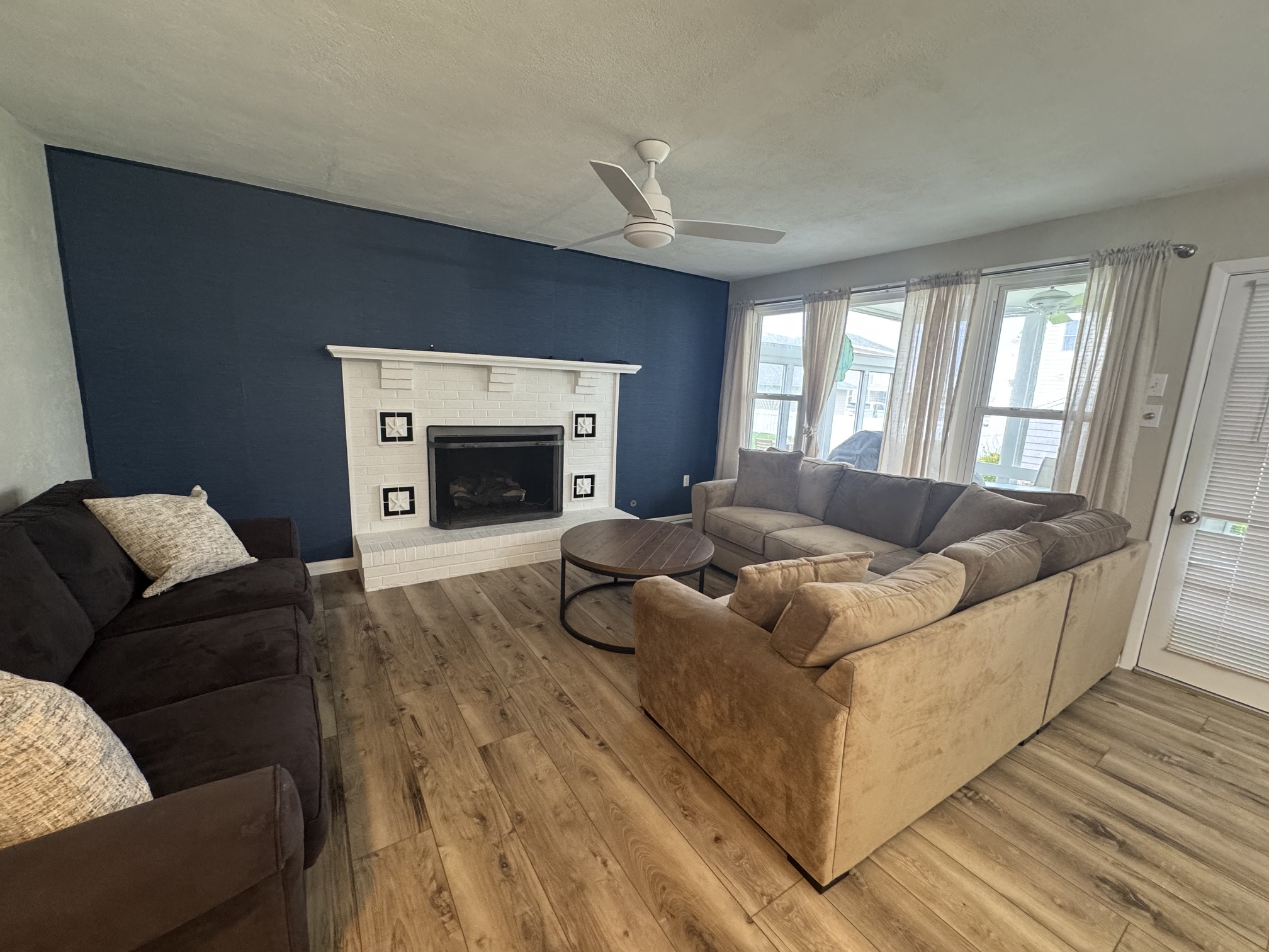 Living_Room_Fireplace_Seating.
