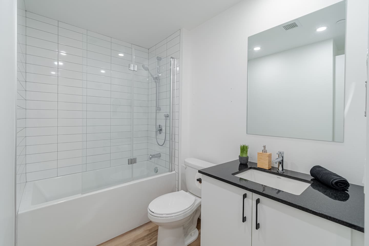 Salle de bain complète avec un bain-douche, laveuse et sécheuse !
