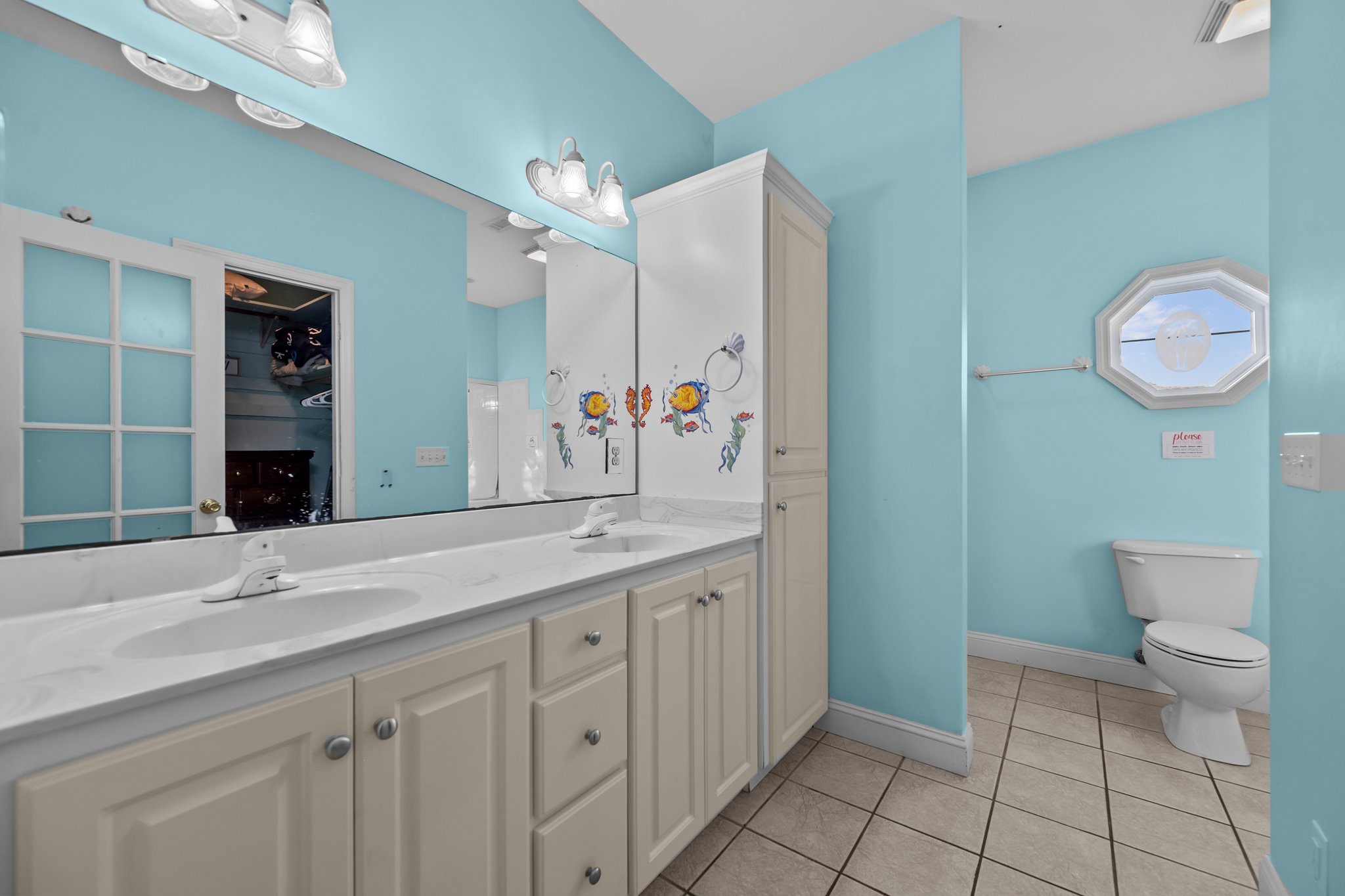 Bathroom equipped with a large mirror, ample counter space