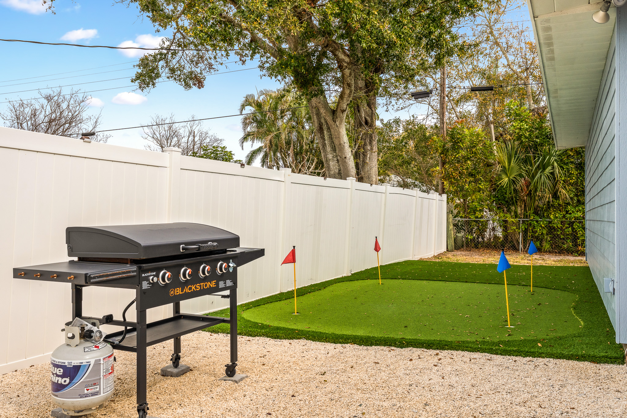⛳🔥 Mini golf & griddle fun!
Enjoy friendly competition on the mini golf course while cooking your favorite meal on the 36" Blackstone griddle. 🍔🥞
