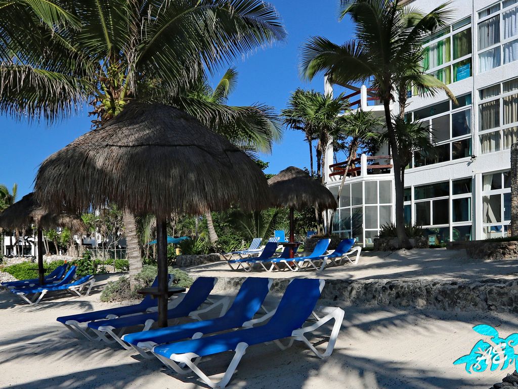 New! Beachfront 2/2 Condo w/ Great Pool! 5