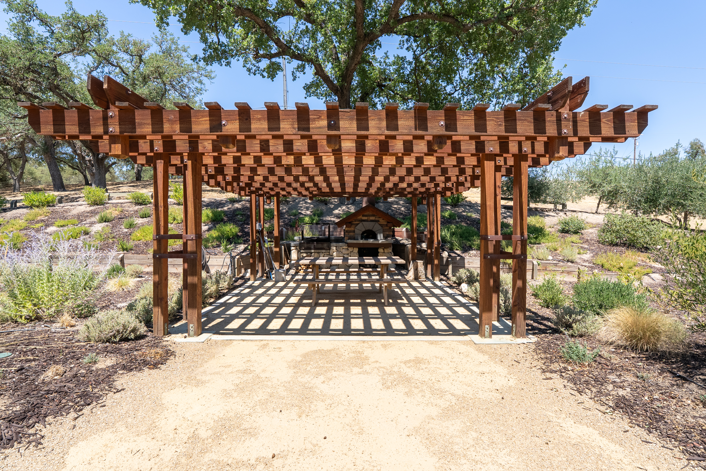 Additional outdoor dinning area