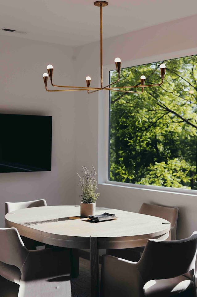 First floor offers another great entertaining space, prefect for playing games, while watching sports or a movie on the TV. Bar area with wine fridge and coffee station for first floor guests. 