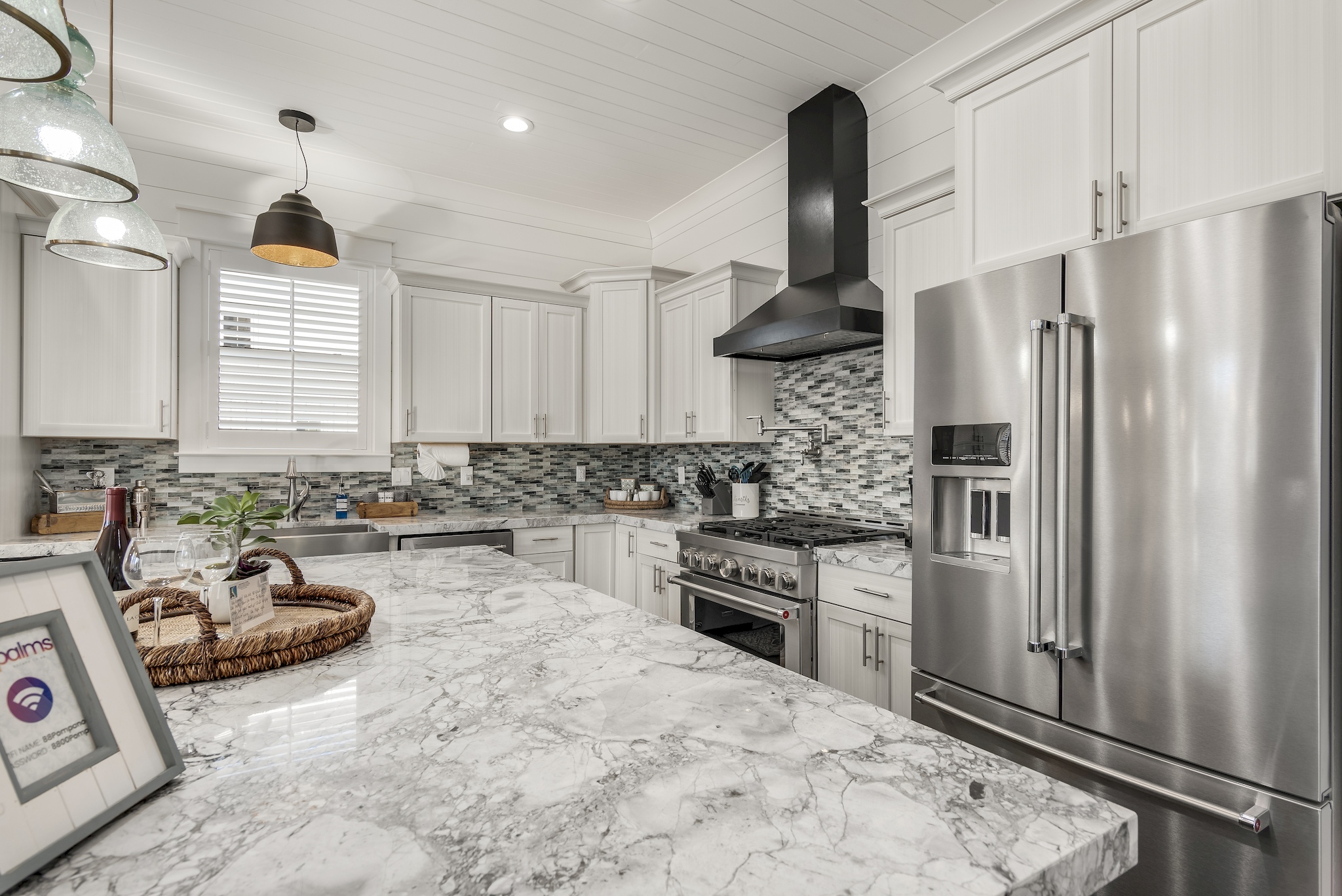 Chef kitchen with gas range (first floor)