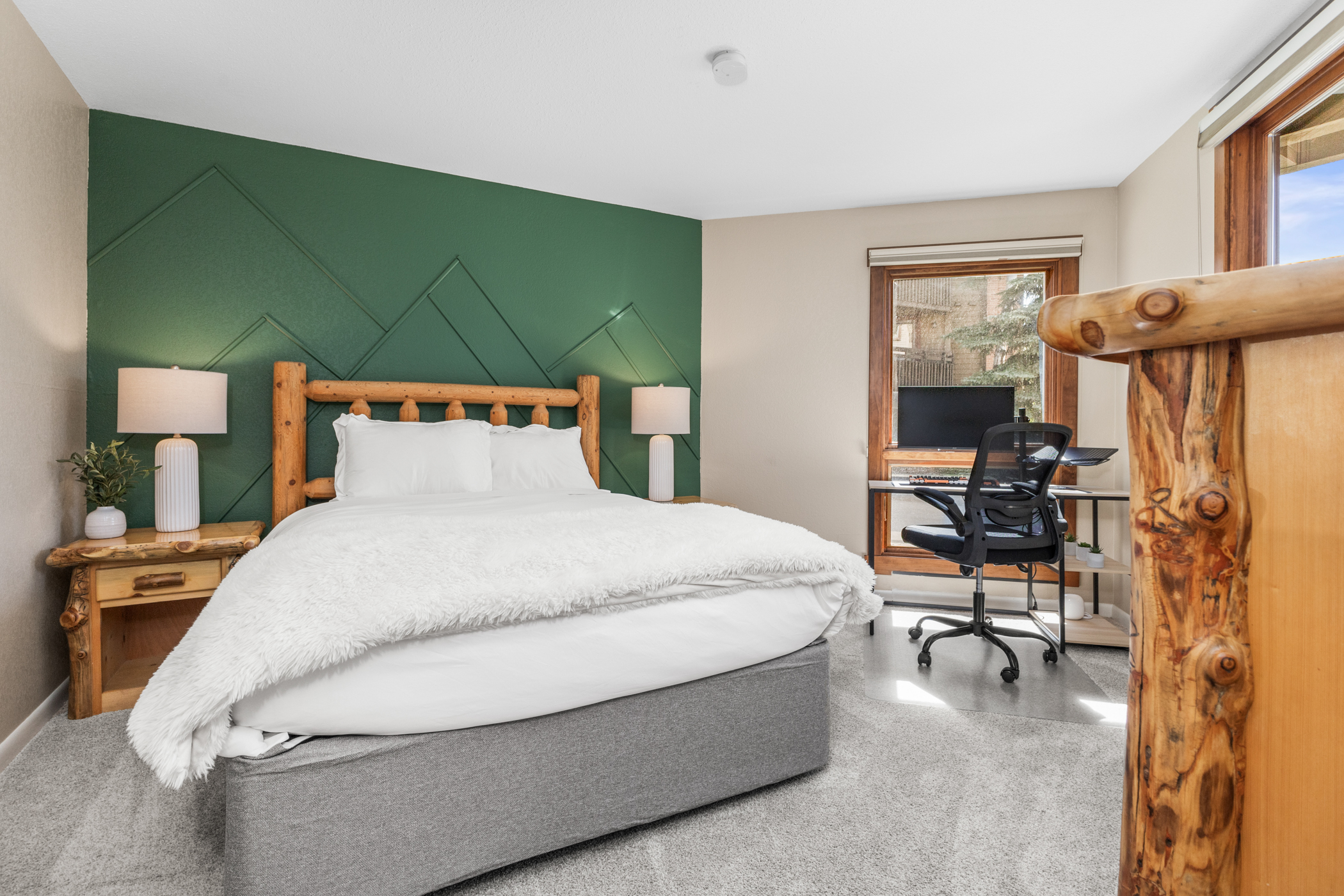 Bedroom #2 | Queensize Bed | Workspace 