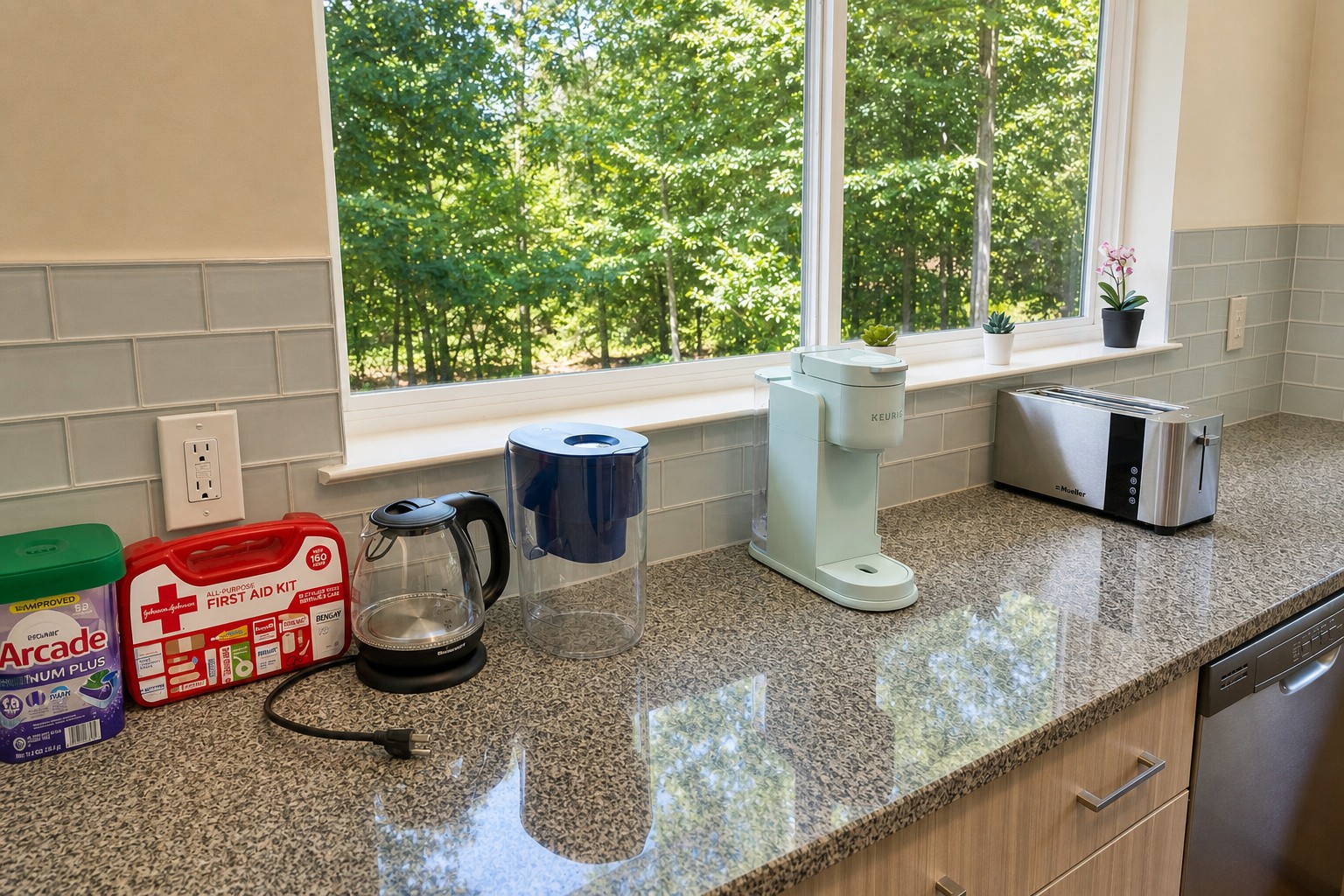 Coffee station with a Keurig, an electric kettle and a toaster