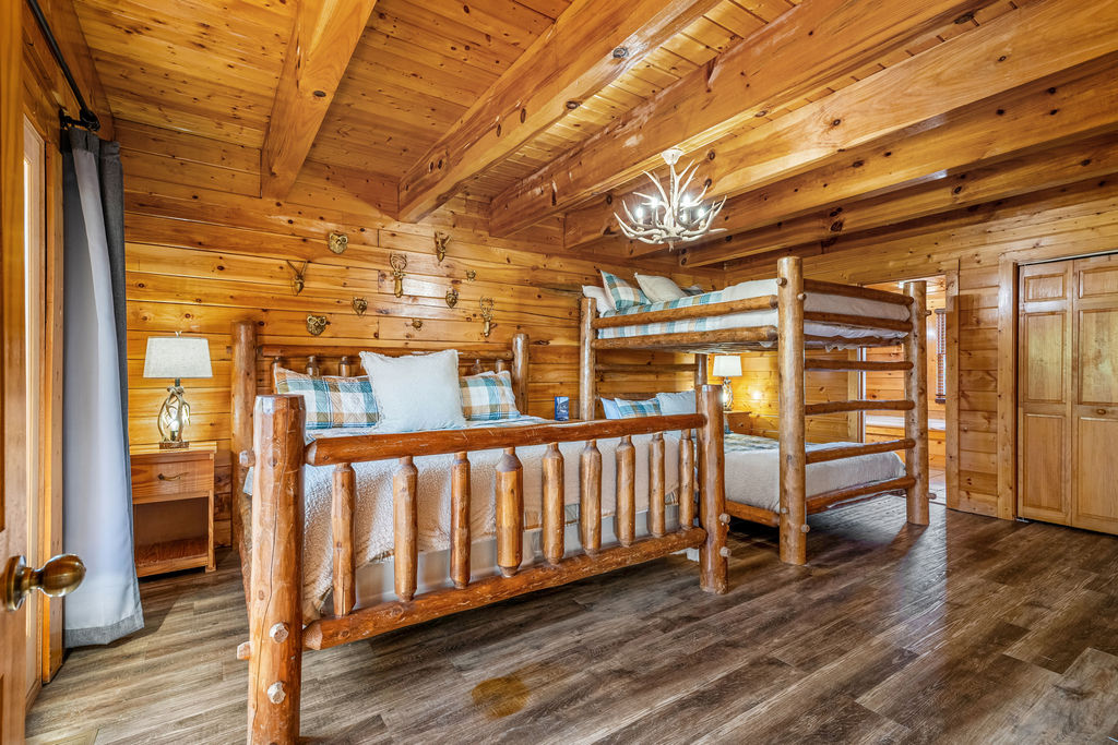 This versatile suite offers a king bed and a queen-over-queen bunk, making it perfect for families or groups. Enjoy the convenience of a flat-screen TV and a private ensuite with a jetted tub and walk-in shower for a relaxing end to your mountain adventure