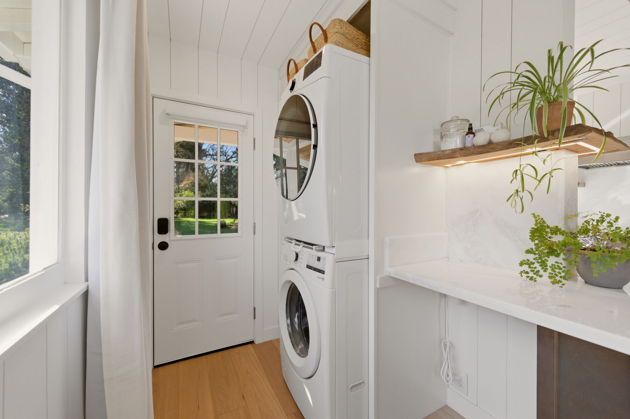 Tiny footprint, thoughtful amenities—Little Leaf includes in-unit laundry, making spontaneous weekends, longer stays, and lakeside adventures effortlessly comfortable.
