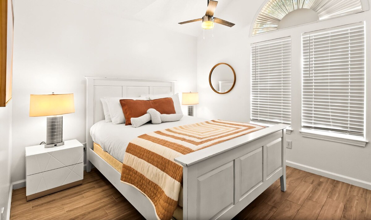 Guest room with a queen bed