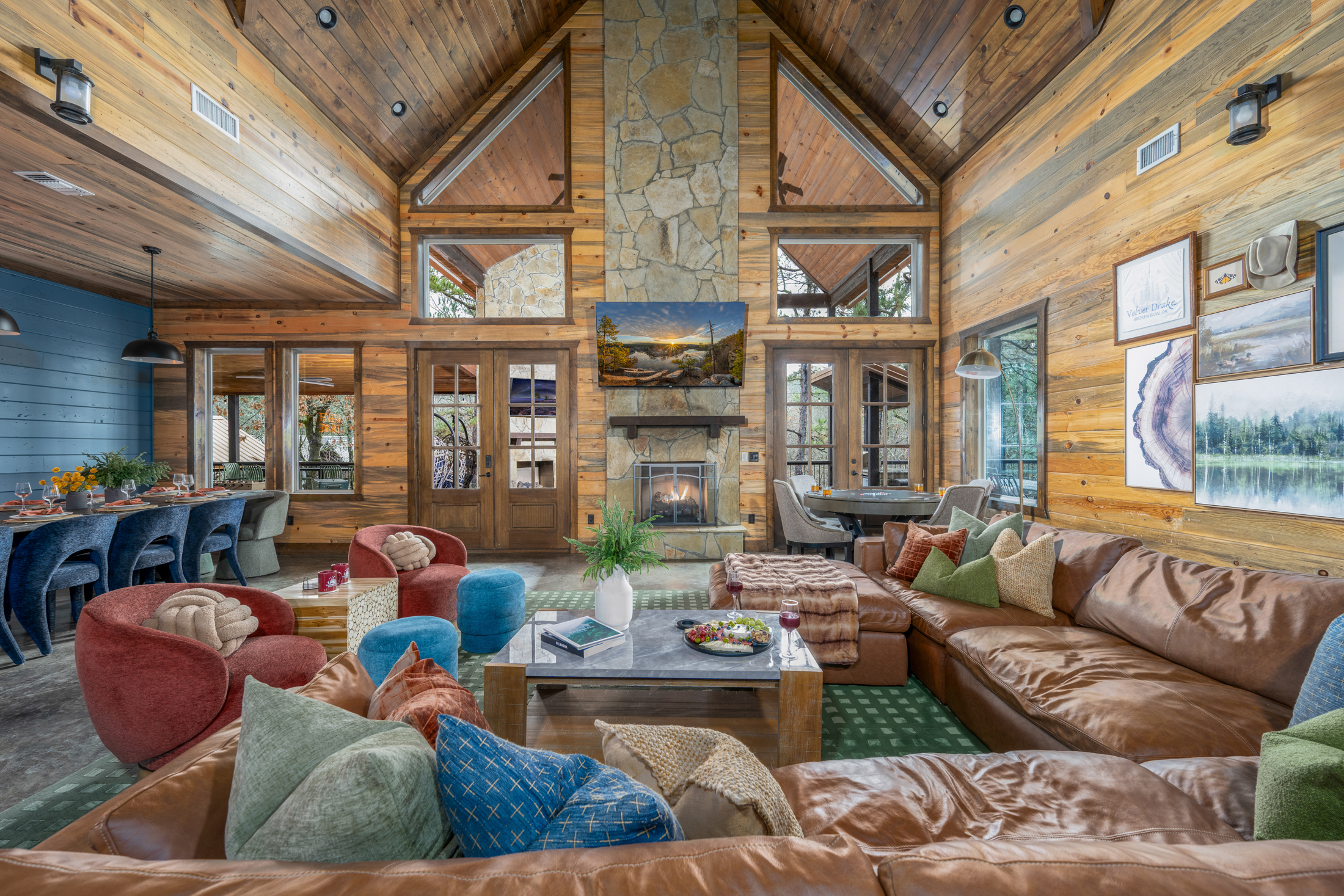 Living Room: Enjoy stunning views and vibrant decor in this inviting space, perfect for gatherings!