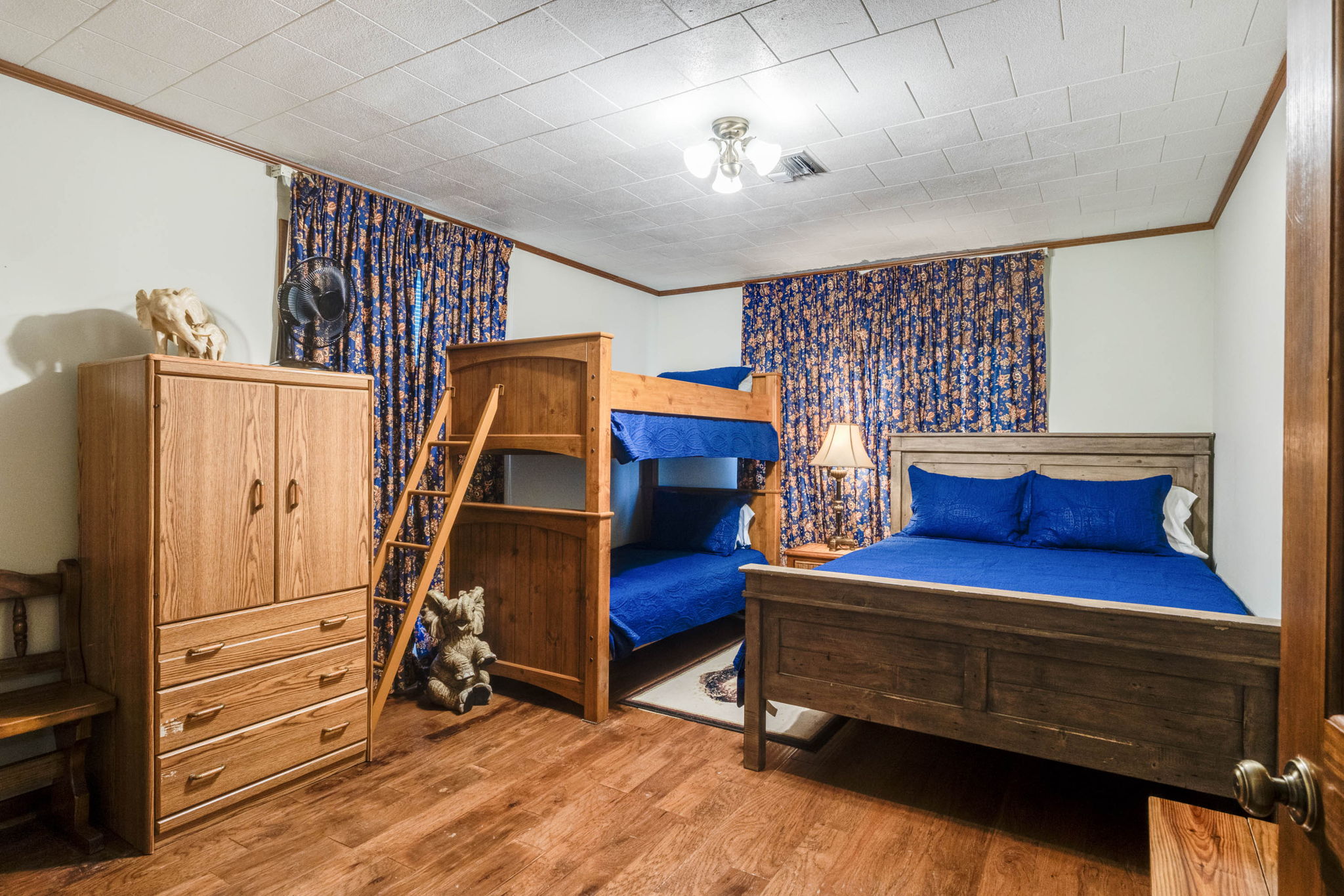 Bedroom 2 (Queen Bed & Twin Bunks)