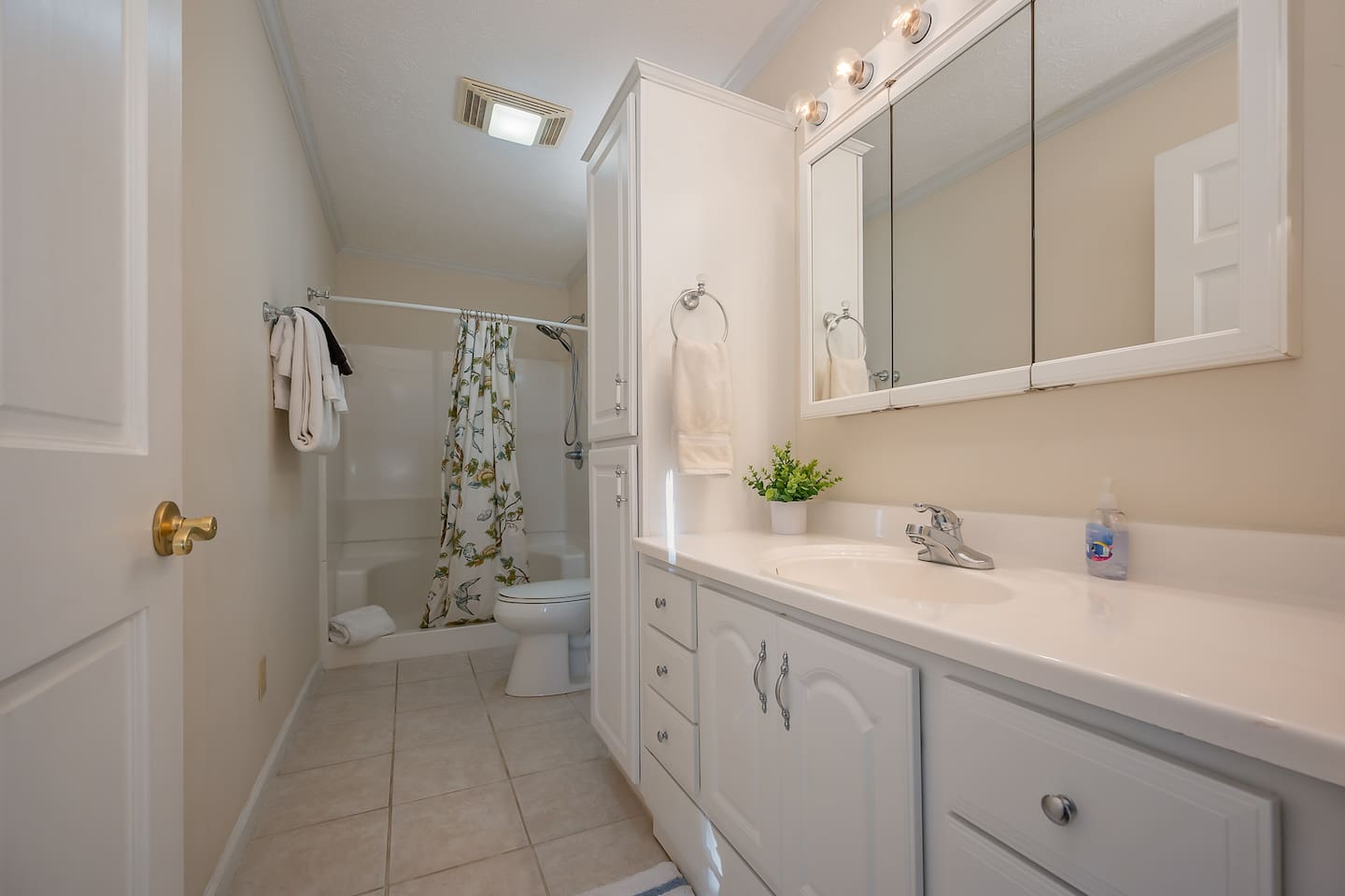 Primary bedroom full bath