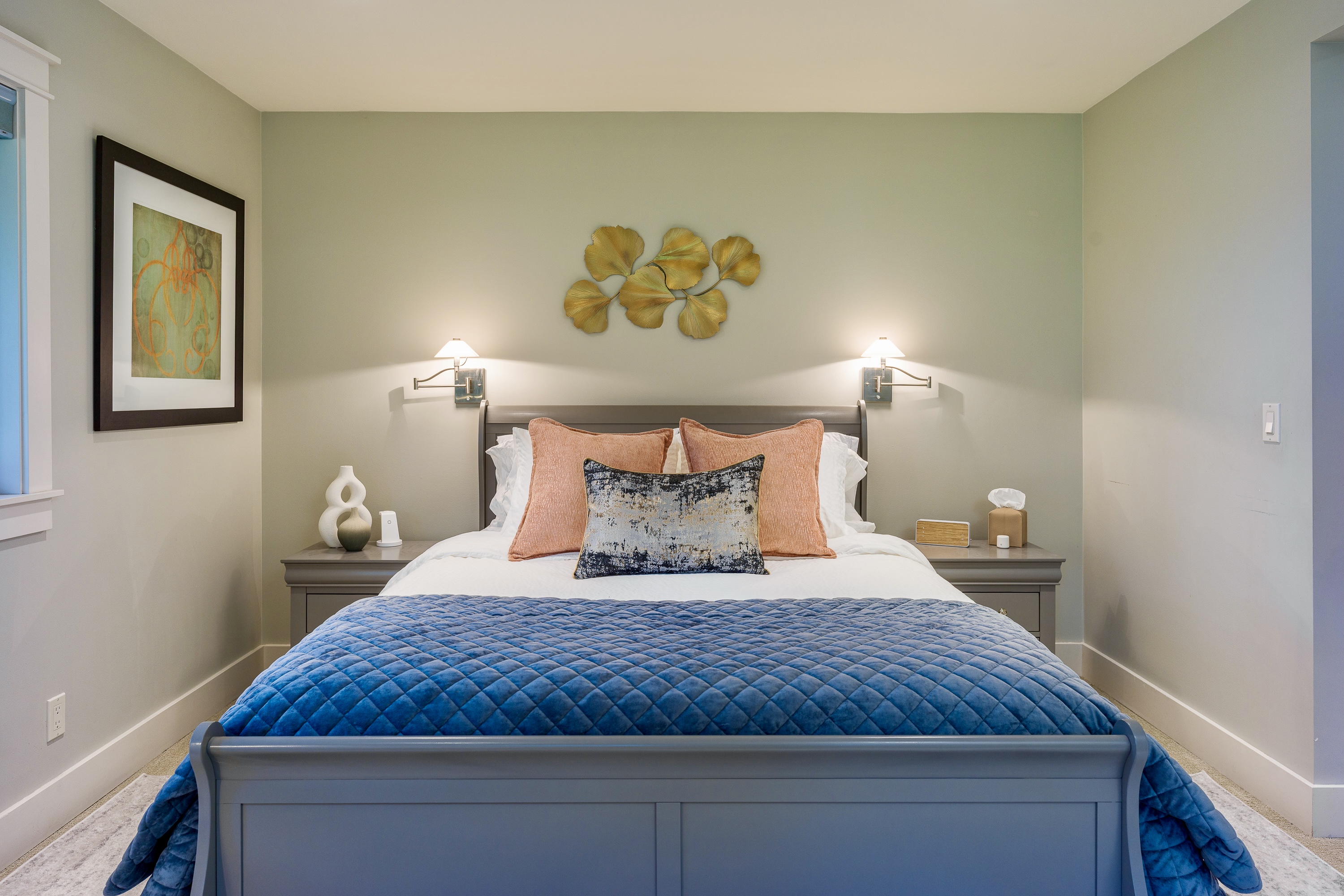 Unwind after a fun filled day or stay in and relax! Whatever the reason, you'll be sure to find the perfect rest in this luxurious queen bed.