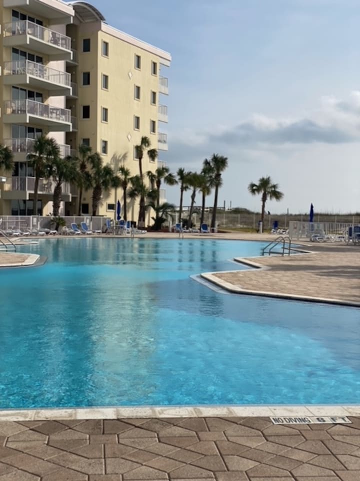 The huge Gulfside pool looking out to the gulf