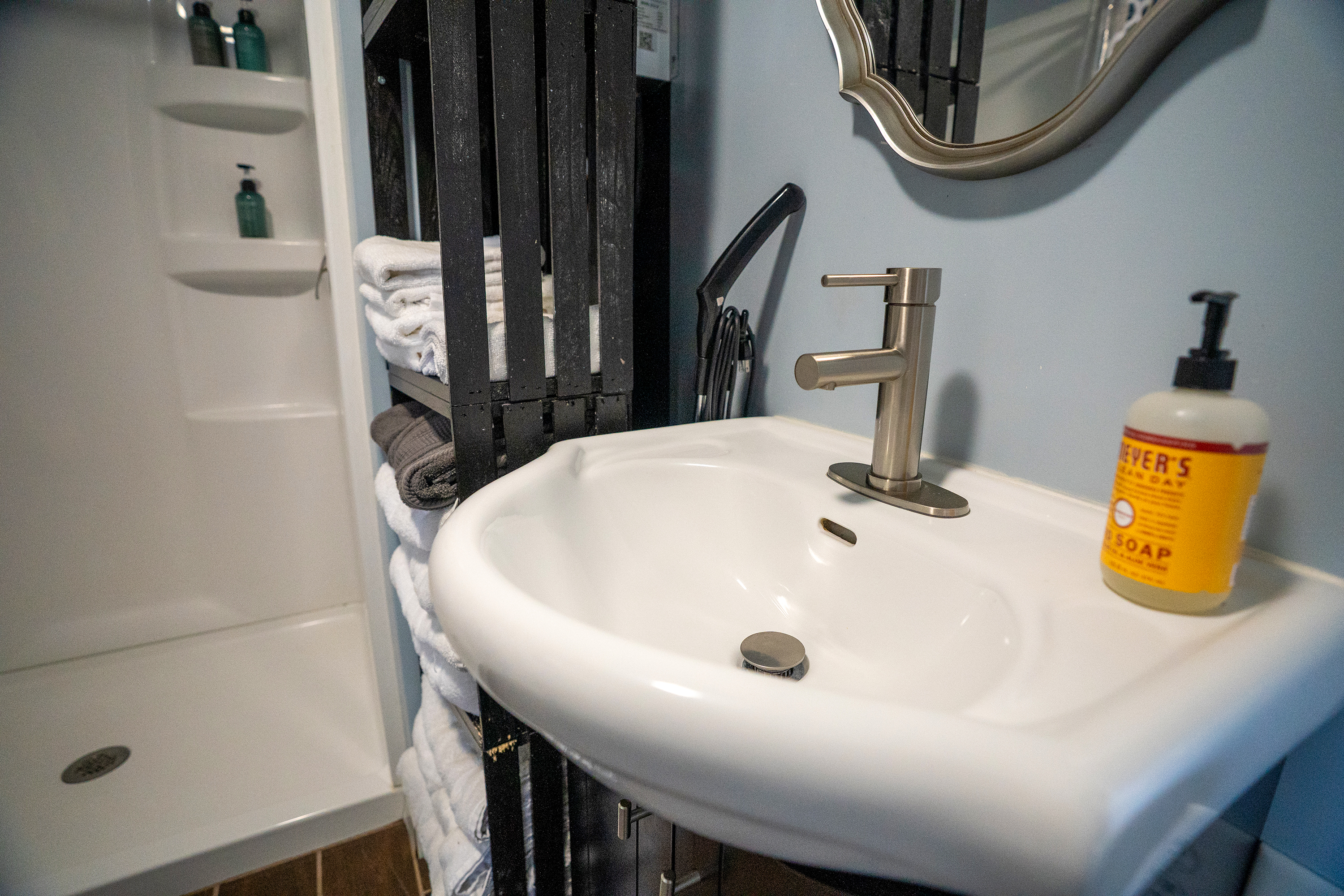 Bathroom with soaps, shampoos included- just like a hotel