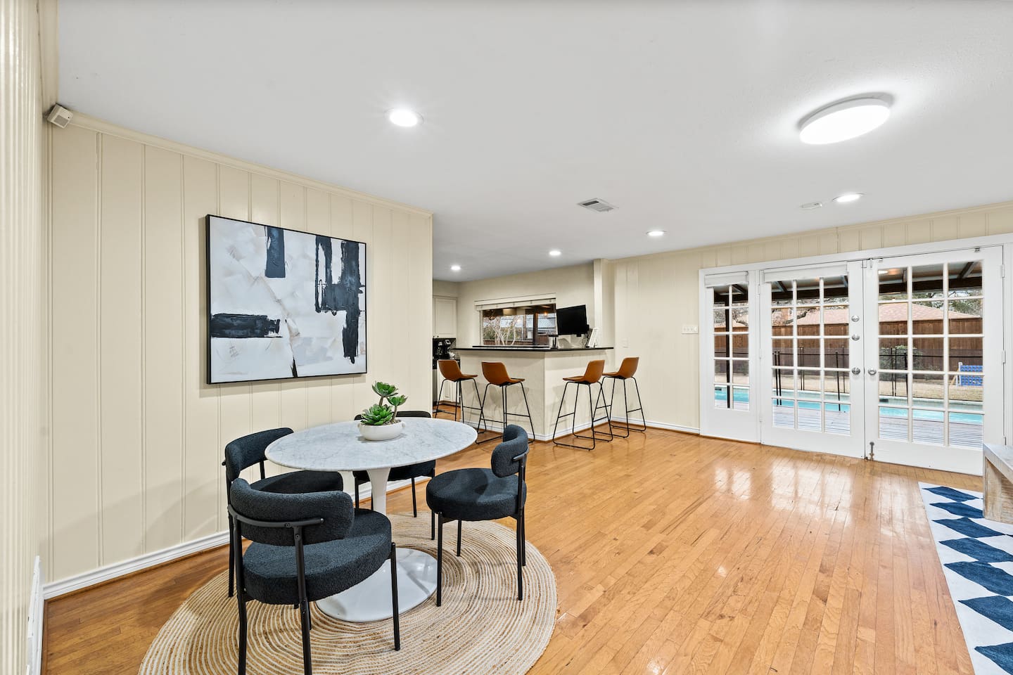 Blending style and function—nook seating for four plus bar stools at the counter make it easy to dine, chat, or work.