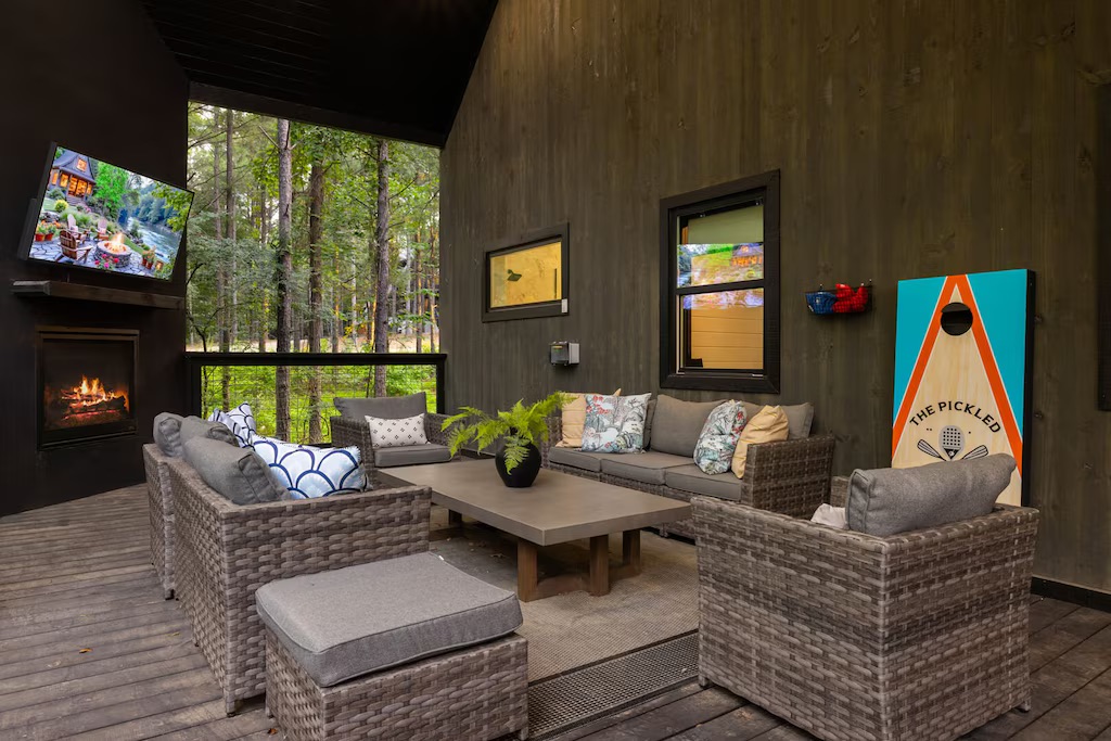 Outdoor Lounge: Enjoy evenings by the fire, catching a game or playing cornhole in nature's embrace!