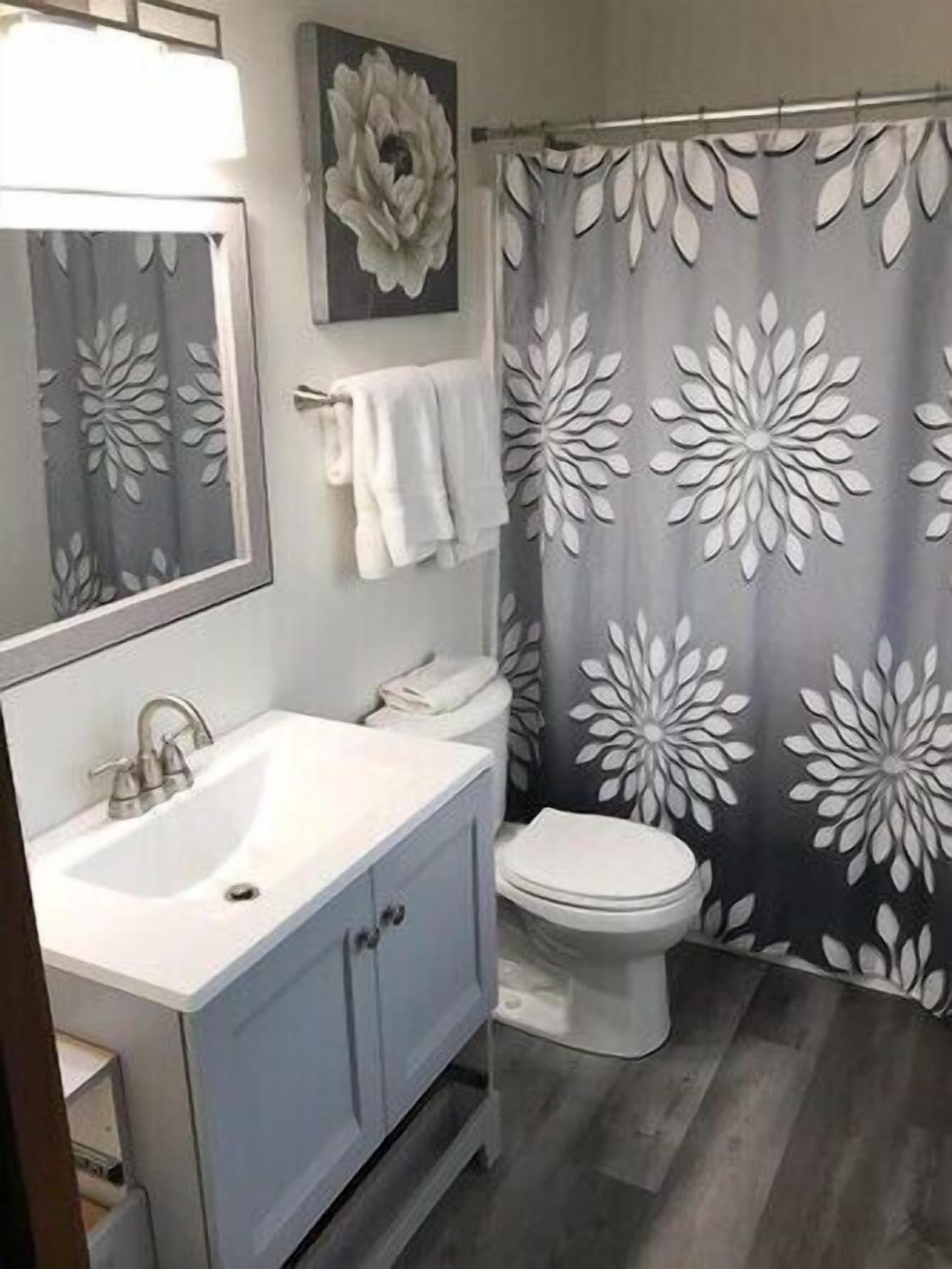 ensuite shower/tub combo