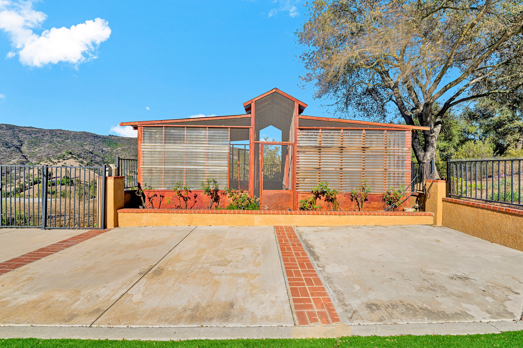 Sip your morning coffee to sweeping 360° views of vineyards and the DeLuz Mountains