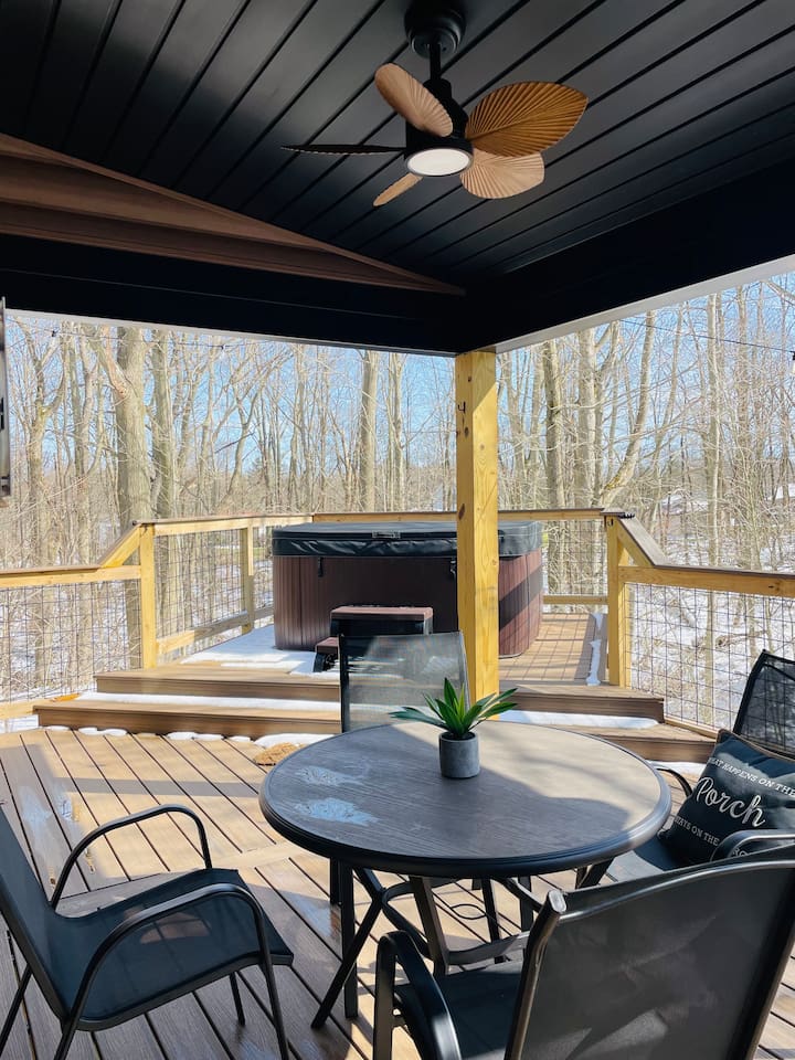 The treehouse deck offers a luxurious outdoor experience with an elevated hot tub & XL hammock seamlessly built into the deck floor. Additionally, you can enjoy the refreshing outdoor shower May 15- October 15. The hot tub is available 365 days 24/7.