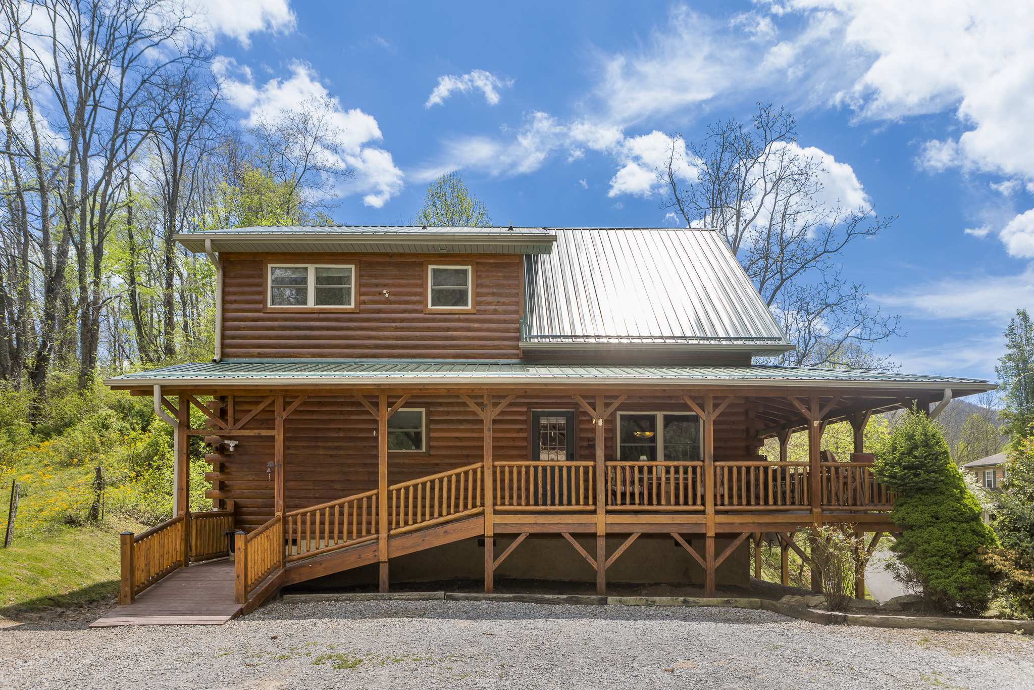 Charming Exterior: Experience the beauty of the mountains in this delightful log house retreat!


