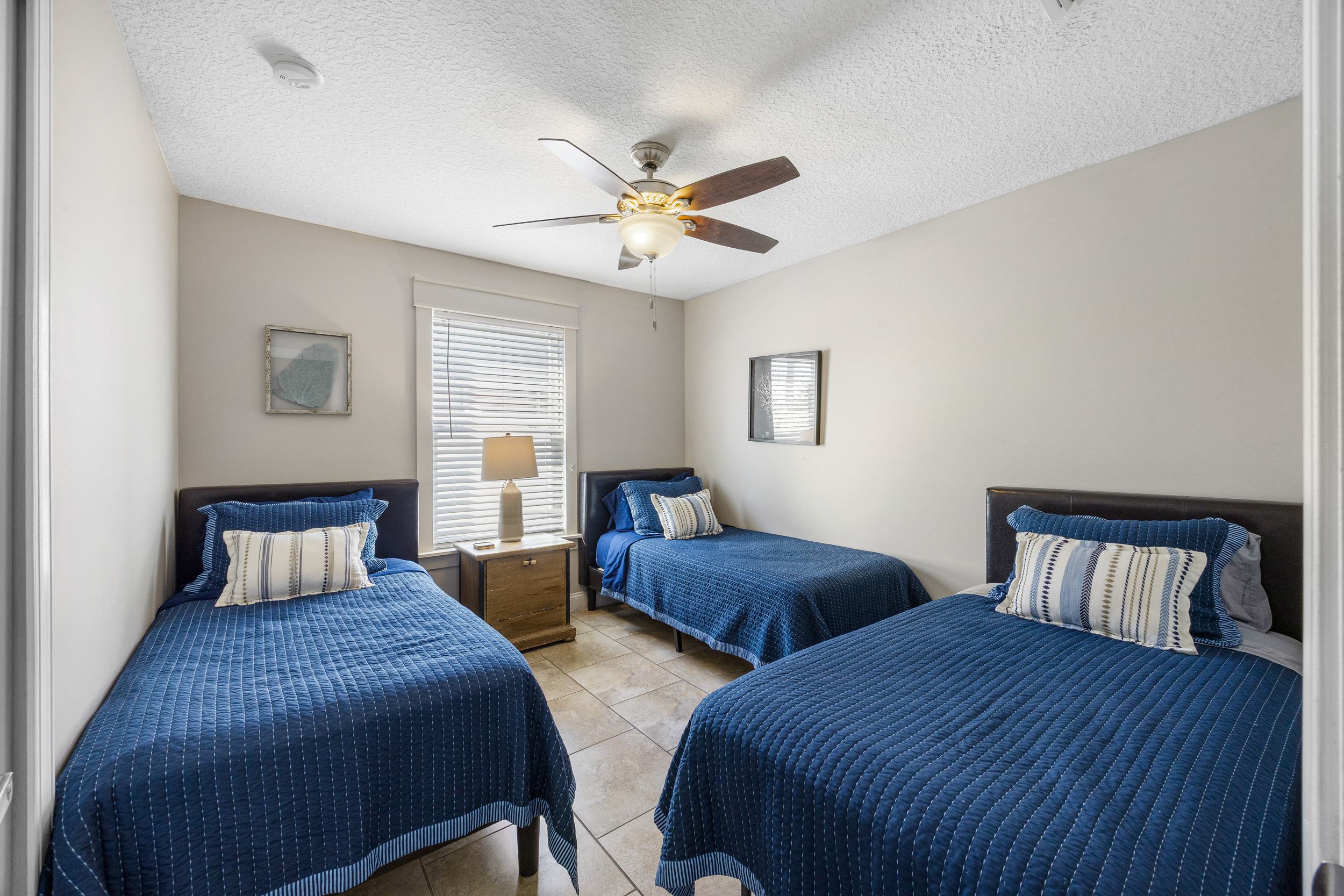 Twin bedroom perfect for kids or friends