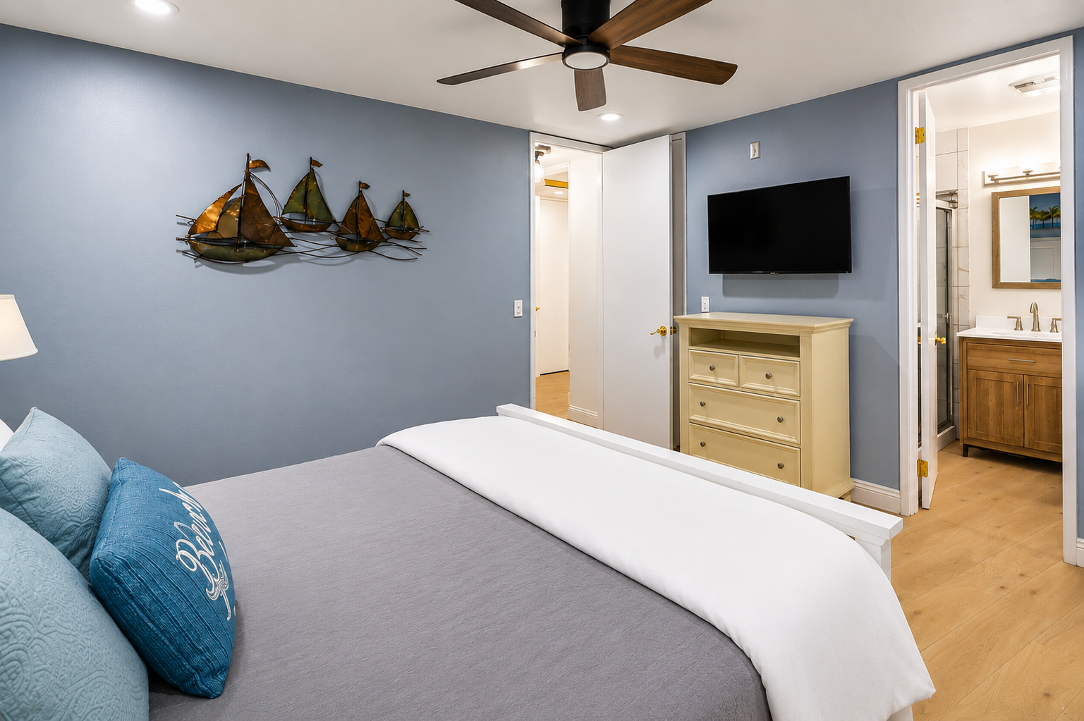 King-size bed with en-suite bathroom