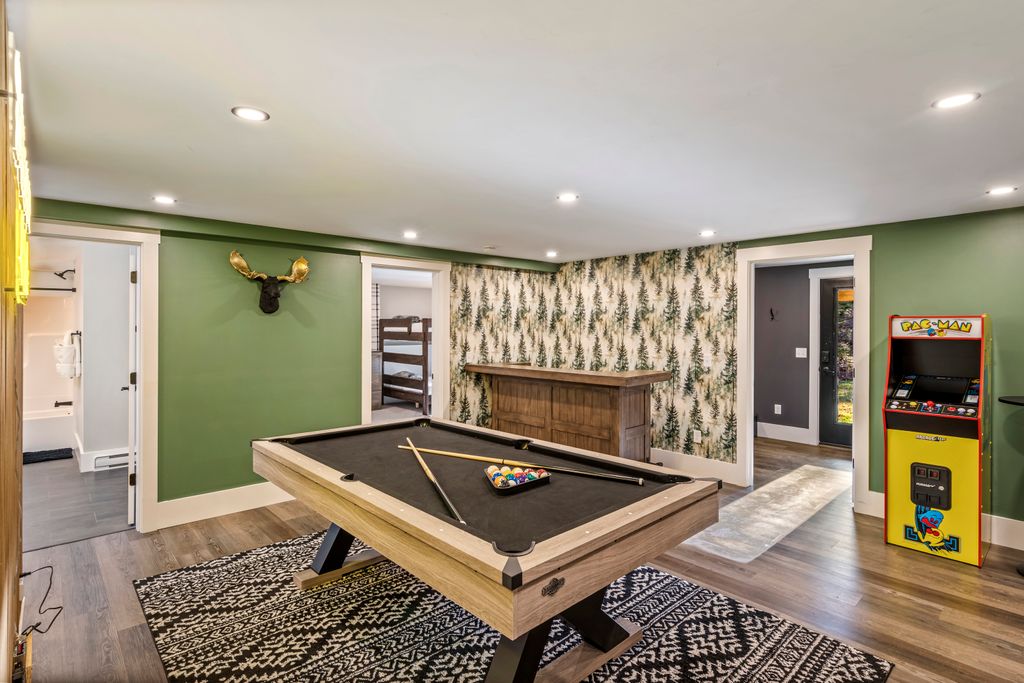 Where friendly rivalries meet mountain retreats. 🎯 From pool and air hockey to arcade games and hoops, this is where the fun keeps going long after the lifts stop spinning.