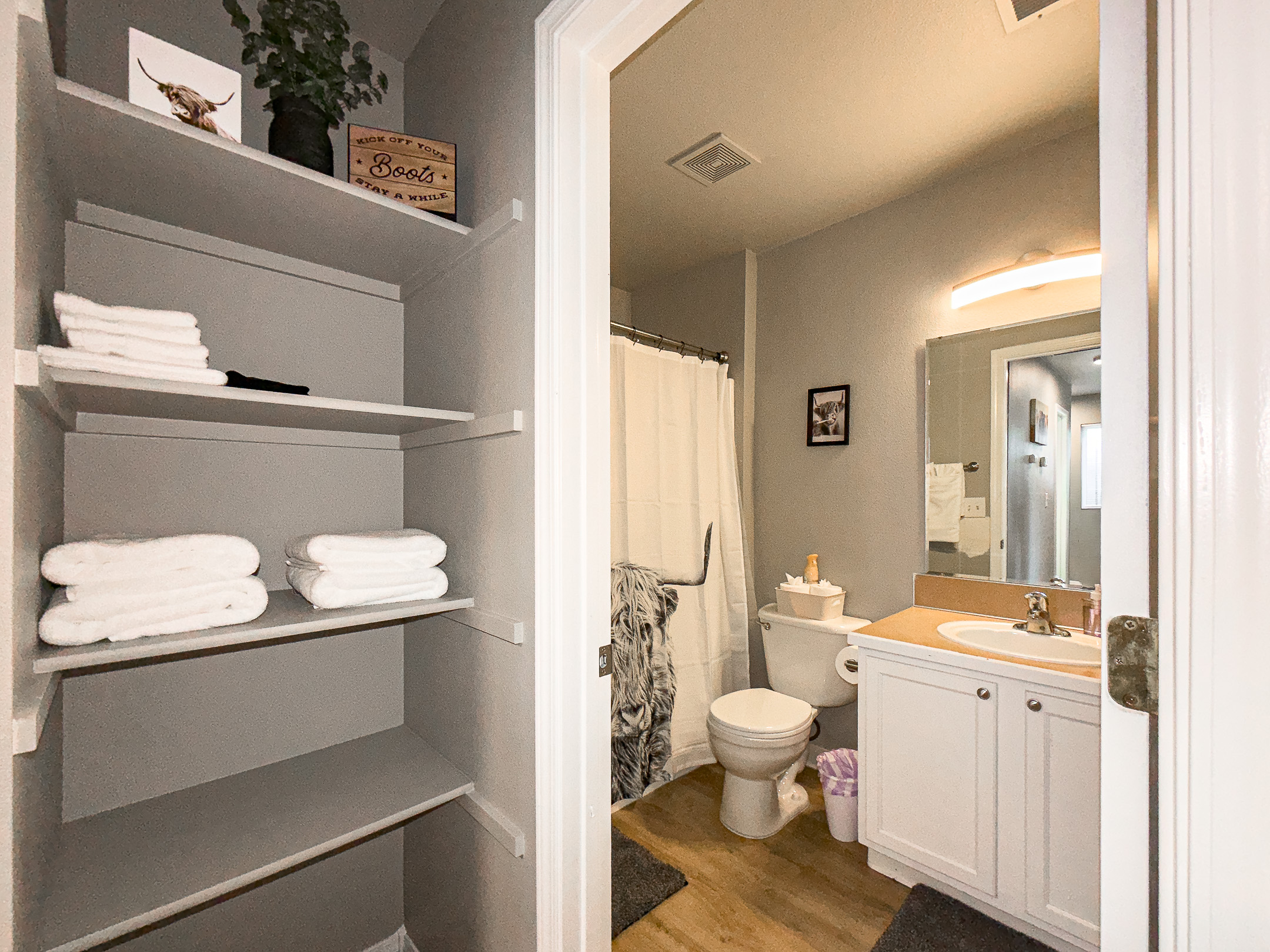 3006 Regan – Linen Storage
Fresh towels and linens stocked for guests.