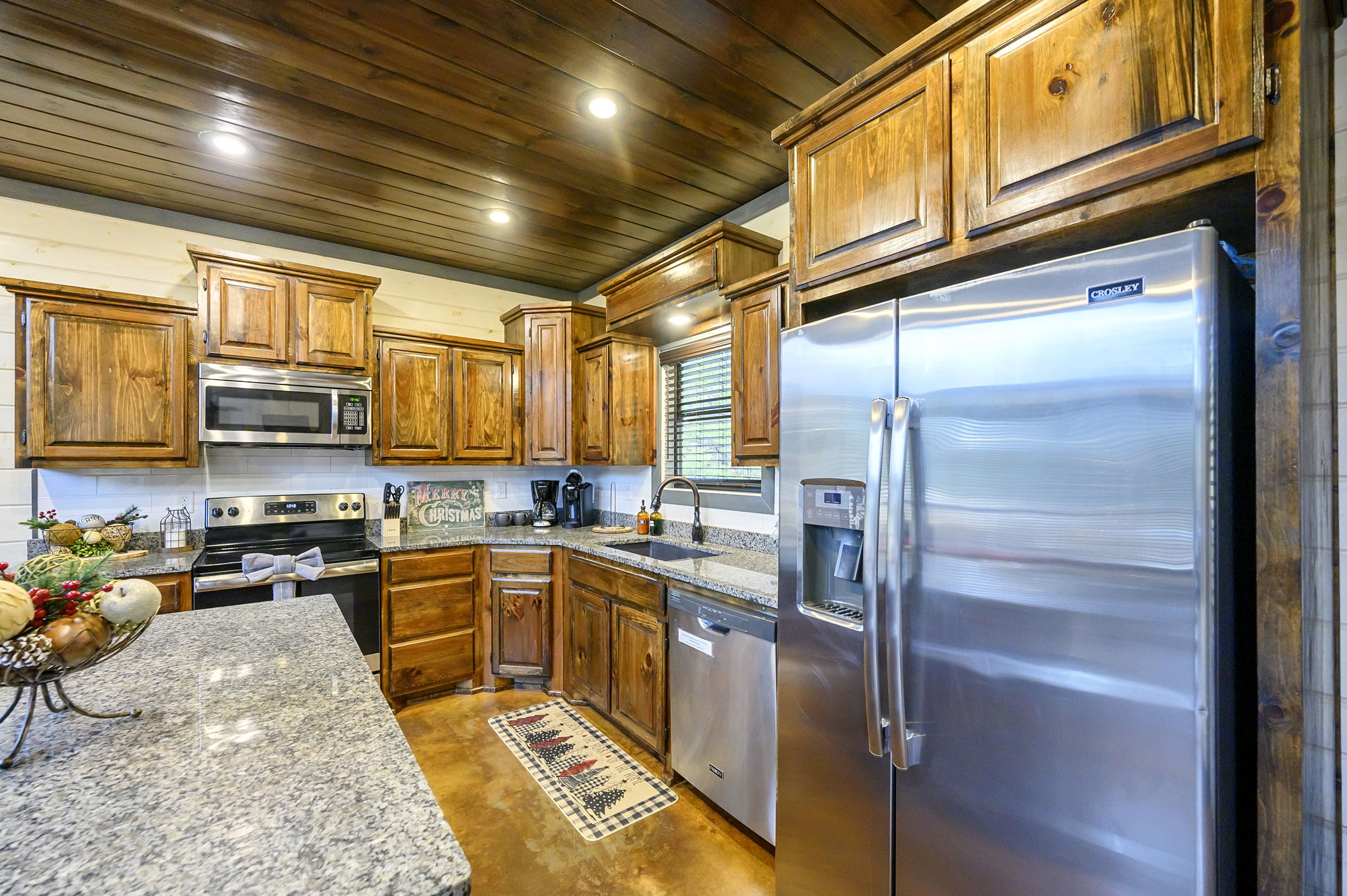 The kitchen and dining area at Round Here Buzz is made for connection and good food 🍽️✨ Cook up your favorites, gather around the table, laugh, snack, and make memories that feel like home. Cheers to great meals and even better company 🥂🌲 