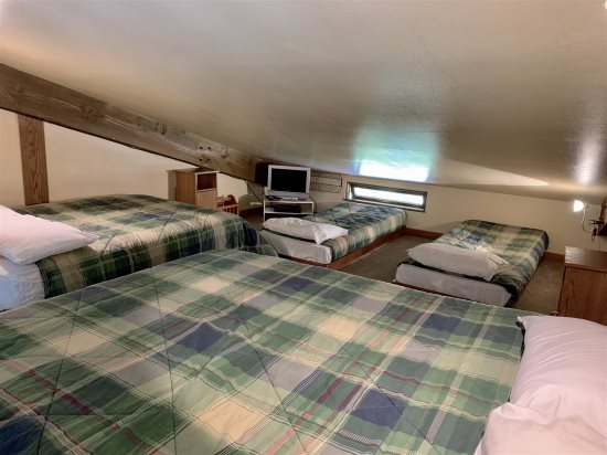 Loft area: 2 full-size beds, 2 twin beds.