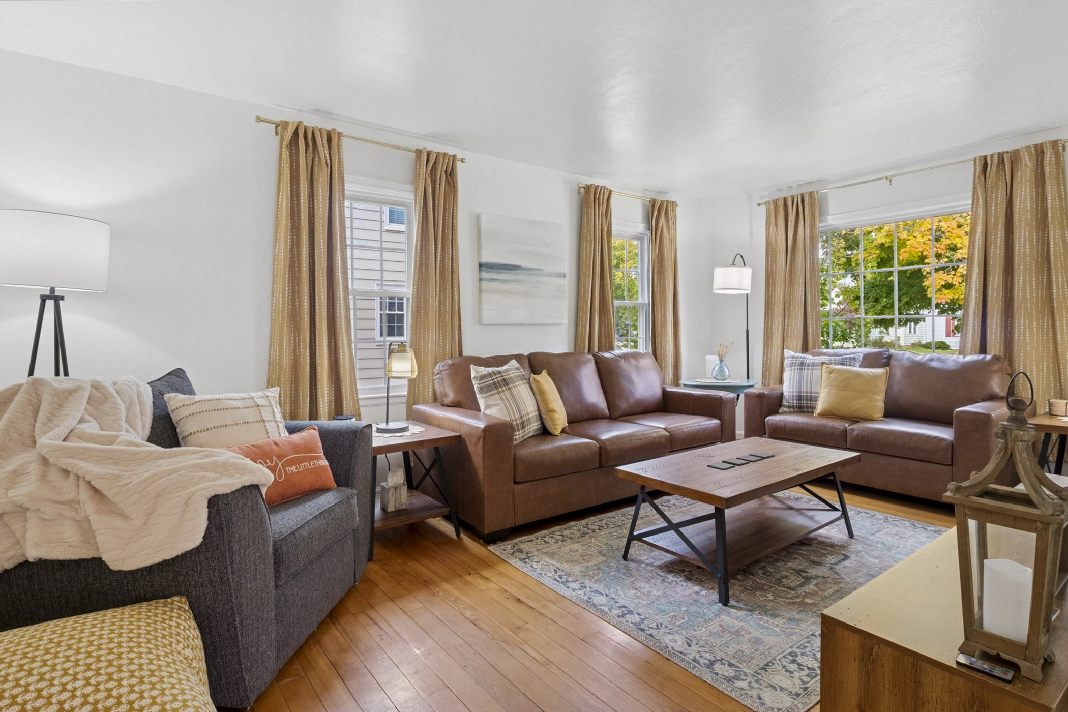 Cozy up in our South Bend guest retreat—65" smart TV, soft-glow lanterns, and plush couches set the scene. Just minutes from Notre Dame, perfect for game day or a relaxing movie night
