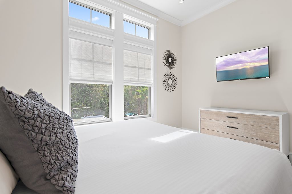 Bedroom 3 (Second Floor): King Bed with Shared Bathroom 