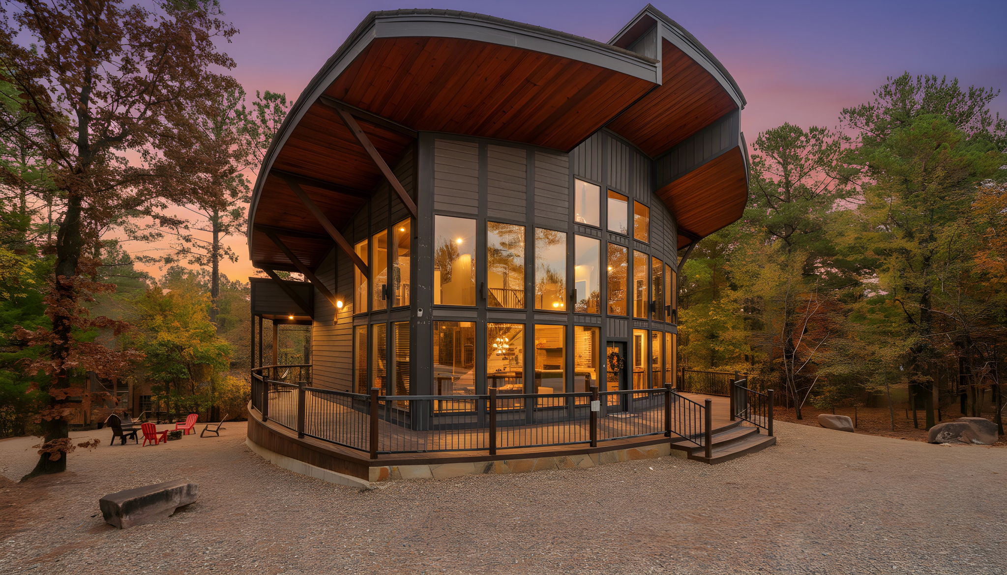 Plenty of space at Round Here Buzz 🌲 Pull right up and park close with room to spare. Head to the side or backyard and kick back with cornhole and evenings around the fire pit. Relax, spread out, and enjoy every moment of your Hochatown getaway 🔥✨ 