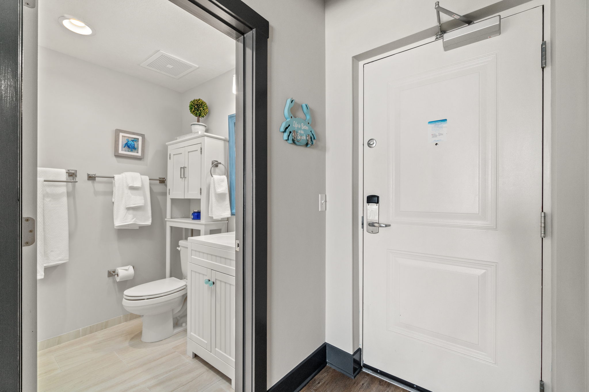 Secondary full bathroom located off the entrance t