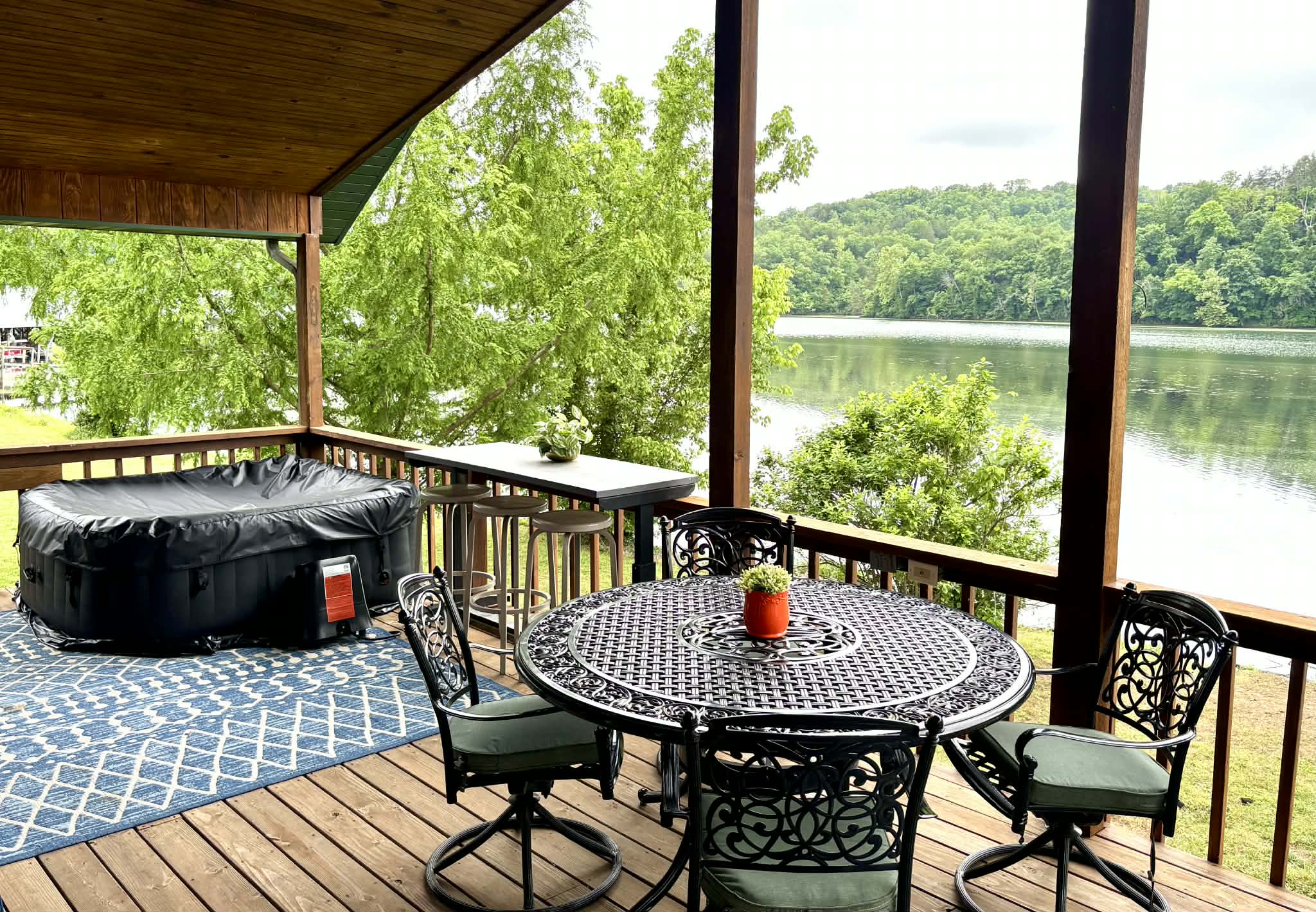 Hot tub on deck with views for miles!