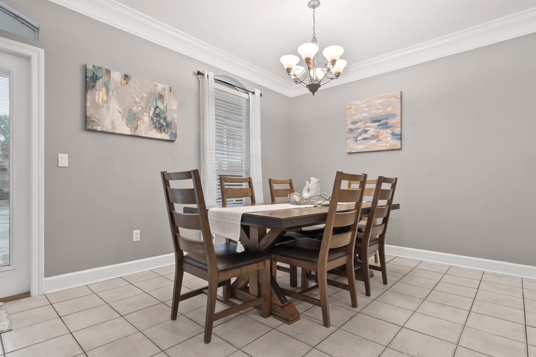 Dining room that seats 6
