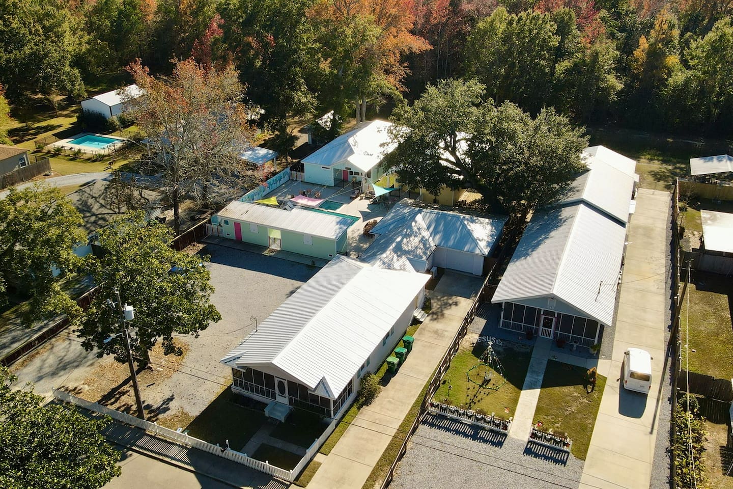 Convenient on‑site parking makes arrivals stress‑free.