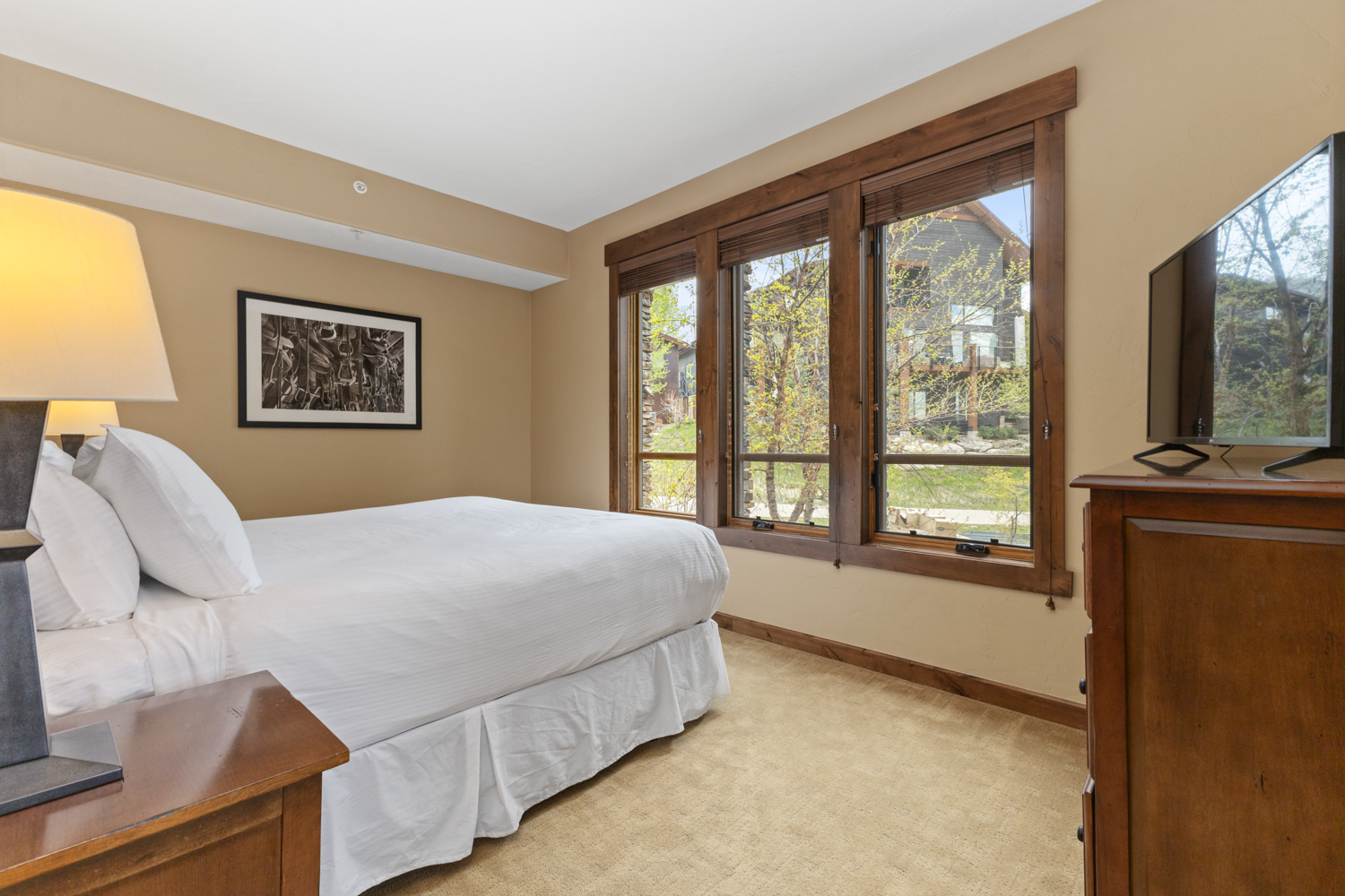 Ensuite Bedroom 1| King Bed Smart Tv