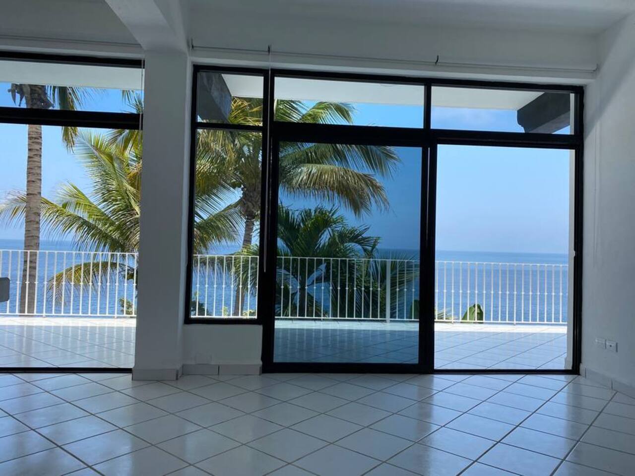 The whole apartment has ocean views 
Todo el apartamento tiene vista al mar