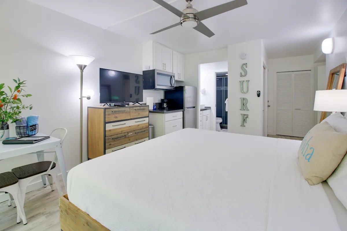 (Studio)Bedroom 2 with King Size Bed and Kitchenette 