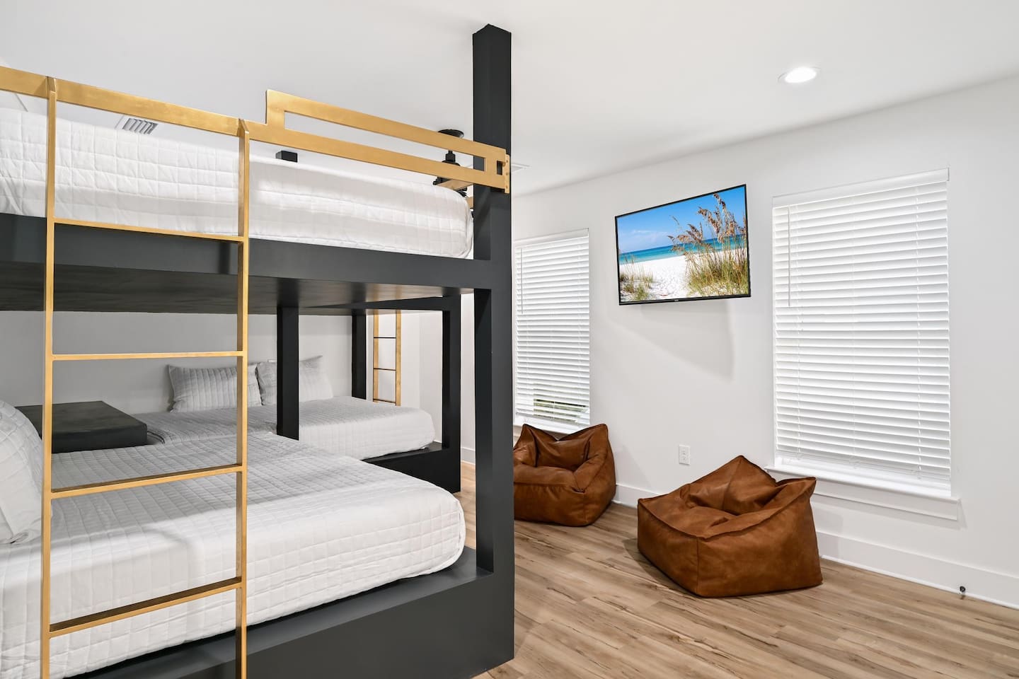 Queen Bunk Room: Bedroom 8 (third floor)