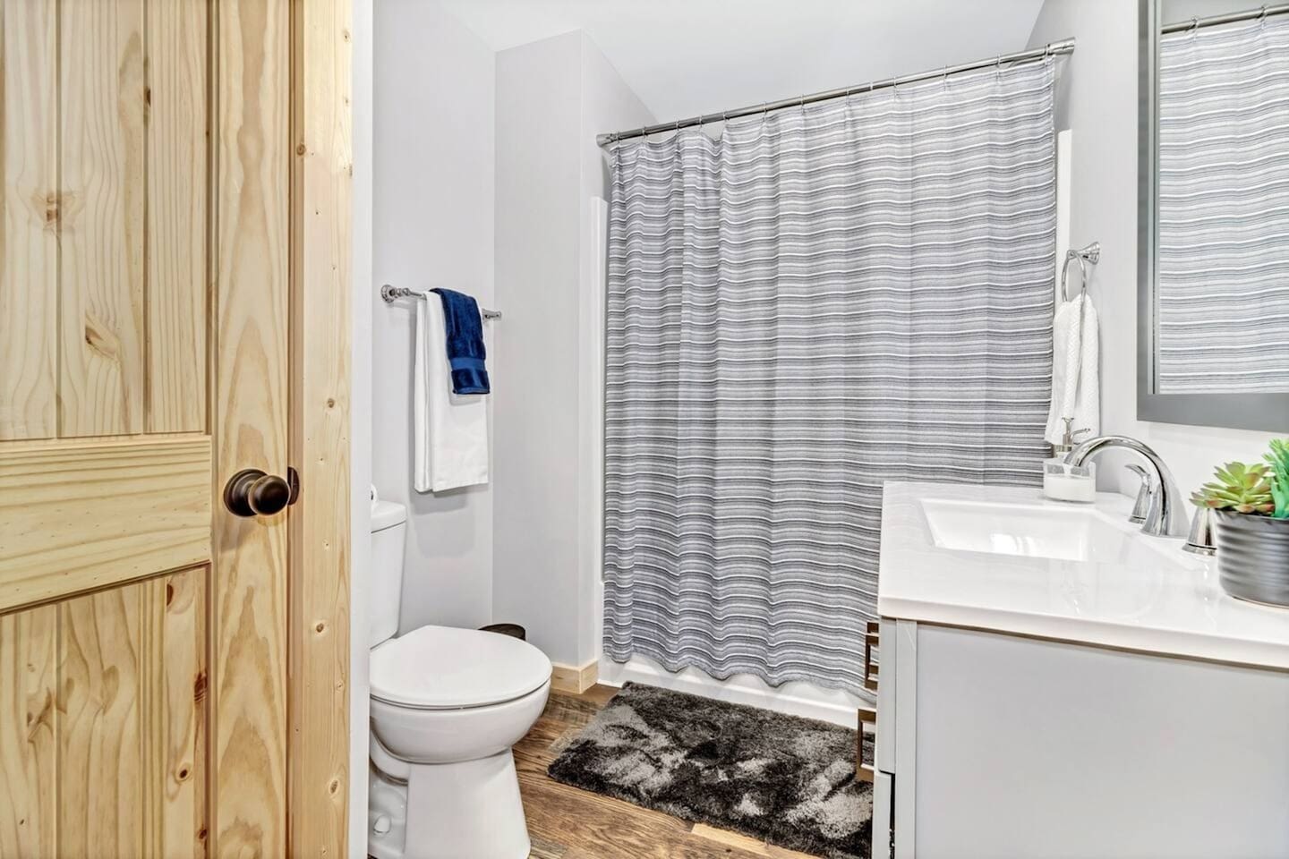 Secondary Bathroom with Tub/Shower