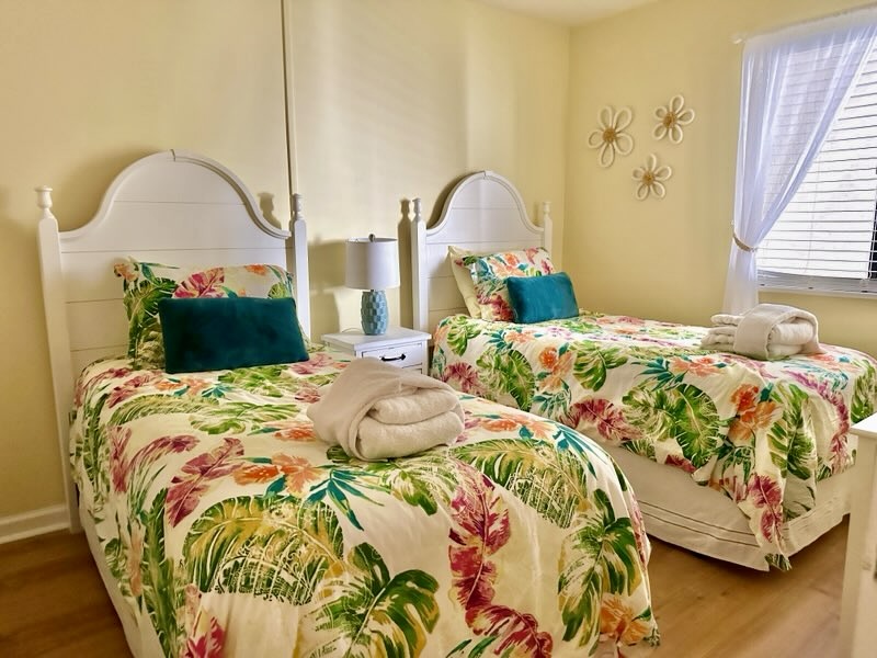 Guest Bedroom w/Two Twin Beds, TV